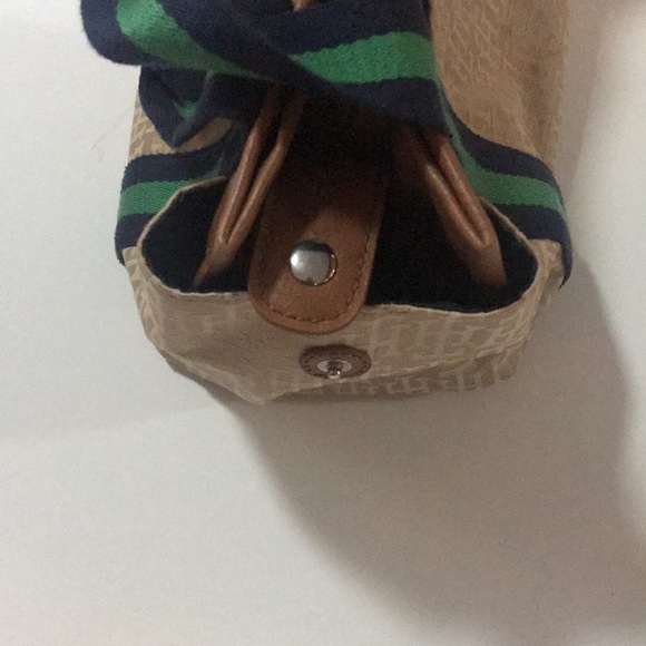 Tommy Hilfiger American Classic Purse - inside zipper and 4 outside comp… - Picture 9 of 16